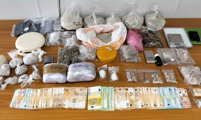 Εξαρθρώθηκε σπείρα που διακινούσε ναρκωτικά στην Αττική- Έξι συλλήψεις