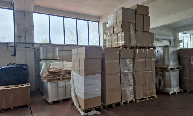 Οι αποθήκες του κυκλώματος λαθρεμπορίας καπνού: Κατασχέθηκαν μίνι οπλοστάσιο και μετρητά