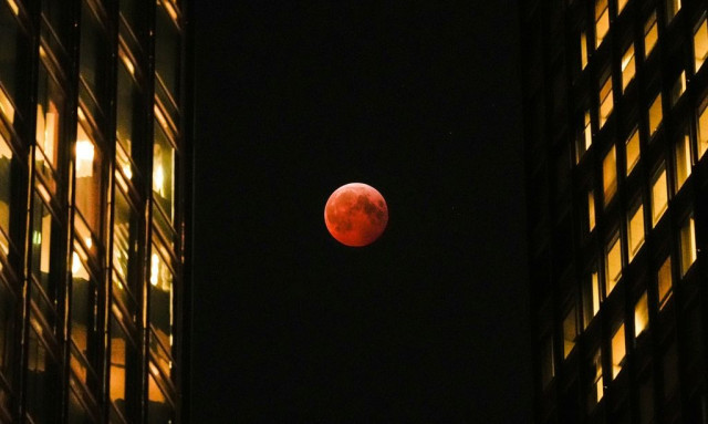 Το πρώτο «Ματωμένο Φεγγάρι» του 2026 έχει ημερομηνία - Πότε και πώς να δείτε την ολική έκλειψη