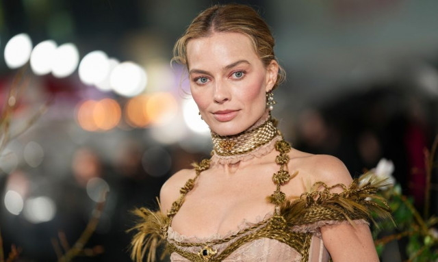 Η Μάργκοτ Ρόμπι εντυπωσίασε στην πιο ποιητική εκδοχή «naked dress» που έχει φορέσει μέχρι σήμερα