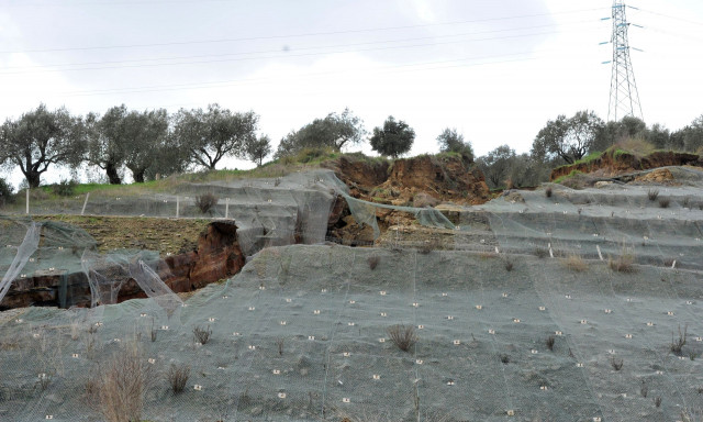 Κλειστή παραμένει η Ιόνια Οδός: Μεγαλώνει το ρήγμα, νέα κατολίσθηση από τις βροχές