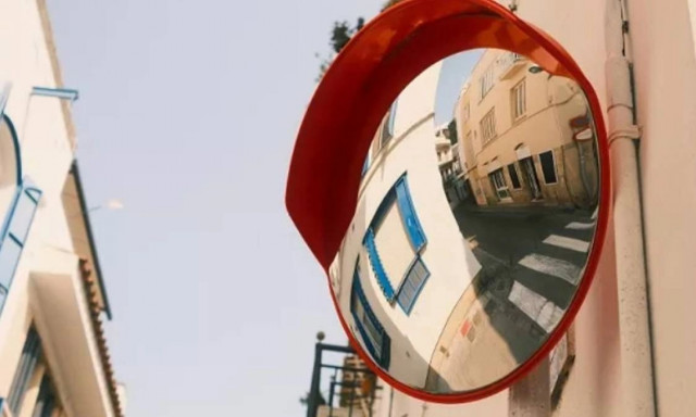 Σαγκάη: Γυναίκα προκάλεσε τροχαία ατυχήματα καθώς άλλαζε καθρέφτη για καλύτερο φενγκ σουι