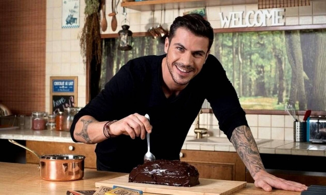 Άκης Πετρετζίκης: Ράγισε το πλευρό του - Καρέ καρέ το βίντεο με το ατύχημα