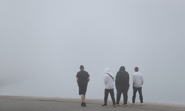 Θεσσαλονίκη: «Πέπλο» ομίχλης έχει καλύψει την πόλη - Προβλήματα στις πτήσεις και στους δρόμους