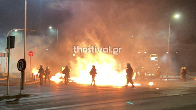 Θεσσαλονίκη: Επίθεση κουκουλοφόρων σε άνδρες των ΜΑΤ - Μολότοφ και προσαγωγές