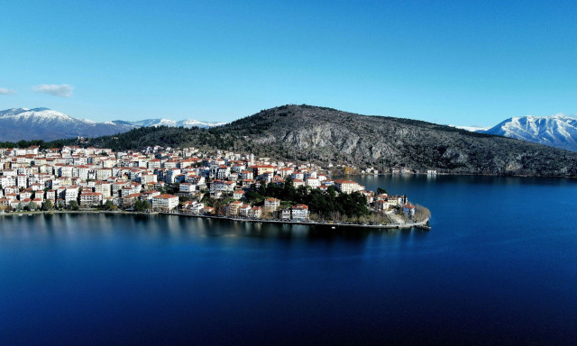 Καστοριά: Η παραδοσιακή αρχοντιά που καθρεφτίζεται στα νερά της λίμνης Ορεστιάδας