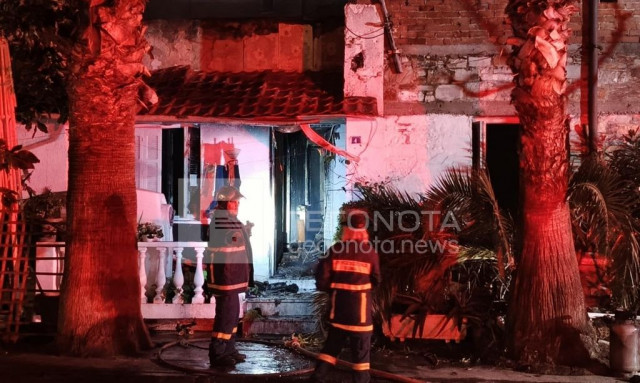 Μεγάλη φωτιά στον Βόλο - Από θαύμα γλίτωσε ηλικιωμένη, είδε το σπίτι της να γίνεται στάχτη