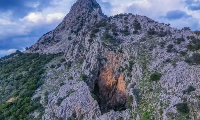 Νεραϊδότρυπα: Οδοιπορικό στον «Ωλένιο Βράχο» των θρύλων και της μεταφυσικής