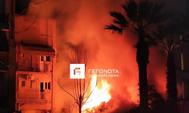 Μεγάλη φωτιά στον Βόλο: Εκρήξεις πίσω από την εκκλησία του Αγίου Κωνσταντίνου - Εικόνες