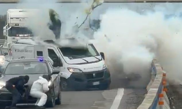 Ιταλία: Θεαματική επίθεση σε θωρακισμένο όχημα μεταφοράς χρημάτων - Το ανατίναξαν πάνοπλοι ληστές