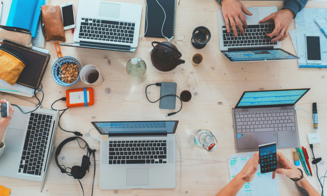 Τι είναι η κουλτούρα «9-9-6»: Πώς οι εταιρείες AI καθιερώνουν εργασία 72 ωρών