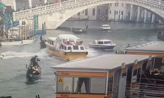 Βενετία: Τρελή πορεία σκάφους μέσα σε κανάλι - Συγκρούστηκε με γονδόλες, στο νερό οι επιβάτες