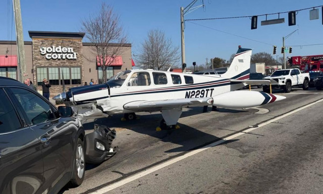 ΗΠΑ: Η στιγμή που αεροσκάφος κάνει αναγκαστική προσγείωση σε λεωφόρο - Βίντεο