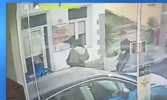 Πύλος: Η στιγμή που πελάτης επιτίθεται με γκλοπ σε κουρέα επειδή δεν του άρεσε το κούρεμα - Βίντεο