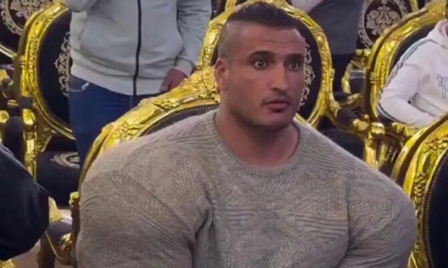 Αιγύπτιος σωματοφύλακας τράβηξε τα βλέμματα με την ασυνήθιστα ογκώδη σωματική του διάπλαση