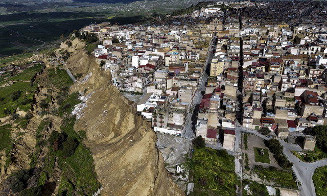 «Χάσαμε τα πάντα»: Θυμός και απόγνωση στη Σικελία έπειτα από κατολίσθηση στην πόλη Νισκέμι