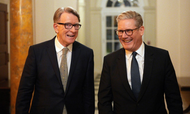 Explainer: Γιατί έφτασε να απειλείται με παραίτηση ο Βρετανός πρωθυπουργός