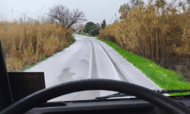 Κακοκαιρία: Ισχυρή χαλαζόπτωση στη Λήμνο - Στα λευκά «ντύθηκε» το Ρωμανού μέσα σε λίγα λεπτά