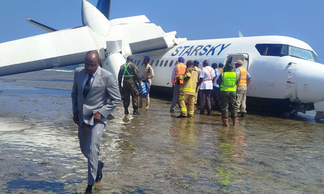 Αναγκαστική προσγείωση αεροπλάνου σε ακτή στη Σομαλία: Σώοι όλοι οι επιβαίνοντες - Βίντεο