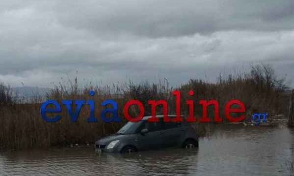 Εύβοια: Αυτοκίνητο εξετράπη της πορείας του και κατέληξε στο ποτάμι - Στο σημείο η Πυροσβεστική