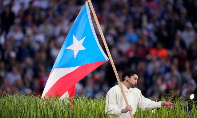 Bad Bunny: Το μήνυμα της σημαίας του Πουέρτο Ρίκο που έφερε στο Superbowl