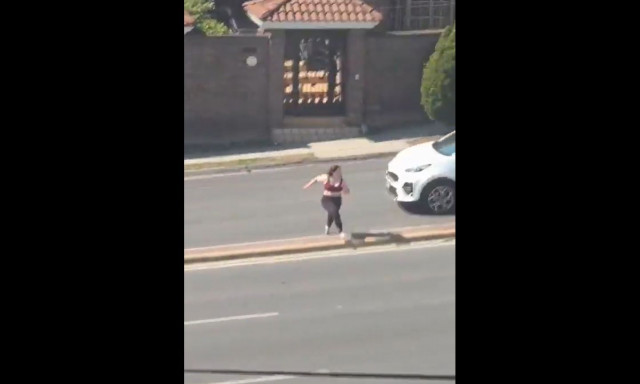 Μεξικό: Η στιγμή που όχημα χτυπάει και «εκτοξεύει» γυναίκα που βγήκε απότομα στον δρόμο