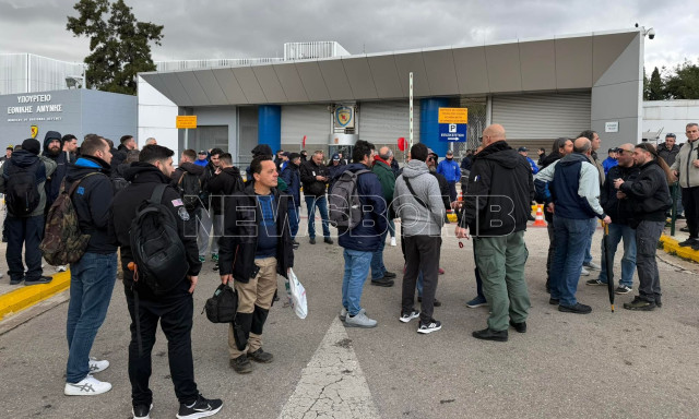 Συγκέντρωση εργαζομένων της ΕΑΒ έξω από το υπουργείο Άμυνας: «Θέλουμε συμβάσεις αορίστου χρόνου»