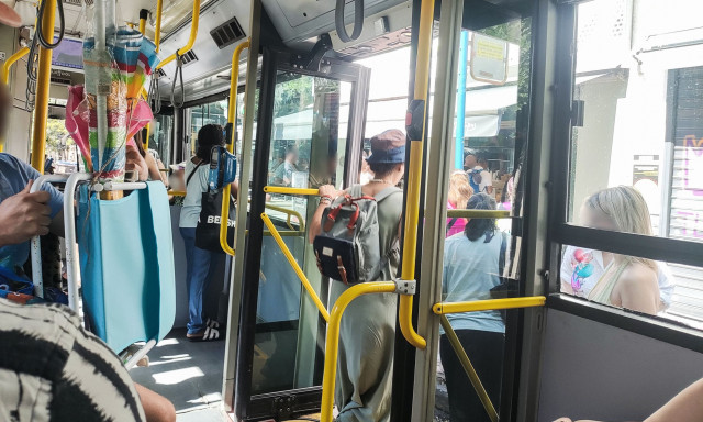 Άγριο ξύλο μέσα σε αστικό λεωφορείο - Επιβάτες «πιάστηκαν» στα χέρια