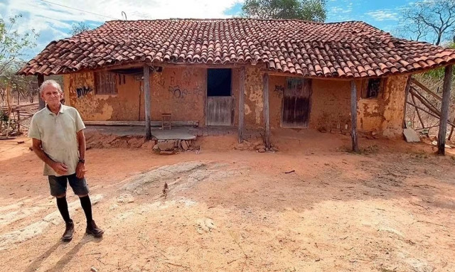 Ζει μόνος του σε ένα σπίτι από λάσπη του 1920: «Πάντα κάποιος περνά να με δει»