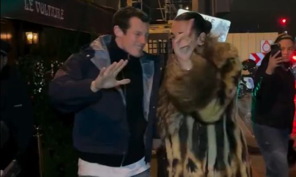 Dua Lipa: Περικυκλωμένη από παπαράτσι στο Παρίσι με τον σύντροφό της - «Σας παρακαλώ, φύγετε»