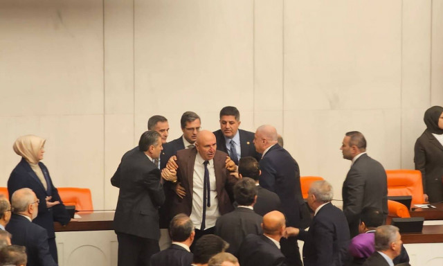 Τουρκία: Πιάστηκαν στα χέρια στη Bουλή με αφορμή την αλλαγή υπουργού Δικαιοσύνης - Δείτε βίντεο