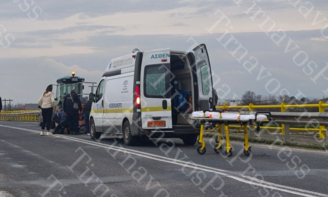 Σοβαρό τροχαίο στον Τύρναβο: Γυναίκα καταπλακώθηκε από γεωργικό όχημα