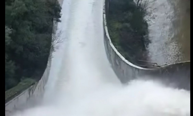 Αρκαδία: Υπερχείλισε το φράγμα του Λάδωνα - «Καμπανάκι» για τον Αλφειό (Βίντεο)