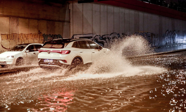 Καιρός: Κατακλυσμός στην Αττική - Πού θα βρέξει αύριο