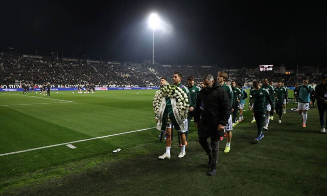 ΠΑΟΚ - Παναθηναϊκός: Κατέθεσαν λουλούδια και στεφάνι οι «πράσινοι» στη μνήμη των «αετόπουλων»