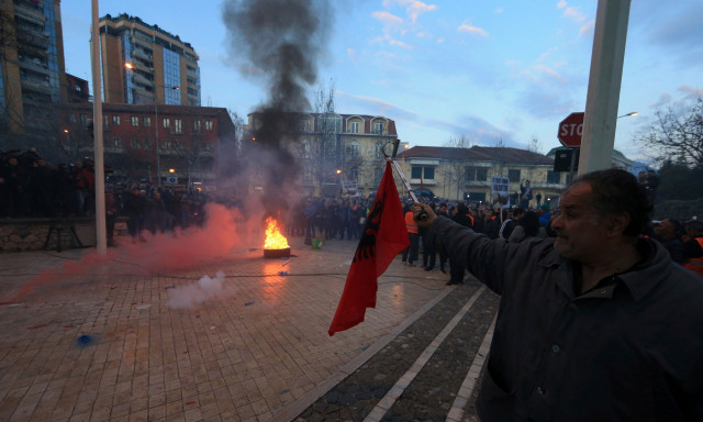 Αλβανία: Αντικυβερνητική συγκέντρωση με επεισόδια και συλλήψεις στα Τίρανα – 16 αστυνομικοί τραυματί