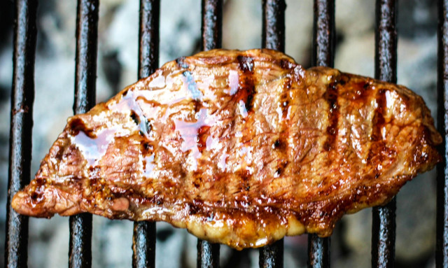 Τσικνοπέμπτη: Η BBQ σάλτσα με βάση το ξύδι που θα απογειώσει το ψημένο κρέας