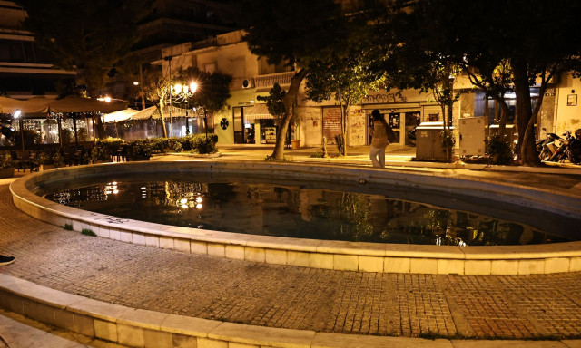 Καλλιθέα: «Κοίταξα για ένα λεπτό αλλού και έπεσε στο σιντριβάνι», είπε ο πατέρας της 2χρονης