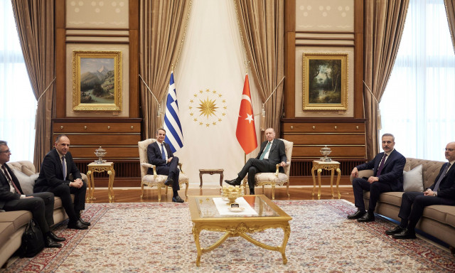 Συνάντηση Μητσοτάκη - Ερντογάν: Ο πρώτος διάλογος - Το χαμόγελο του Τούρκου προέδρου