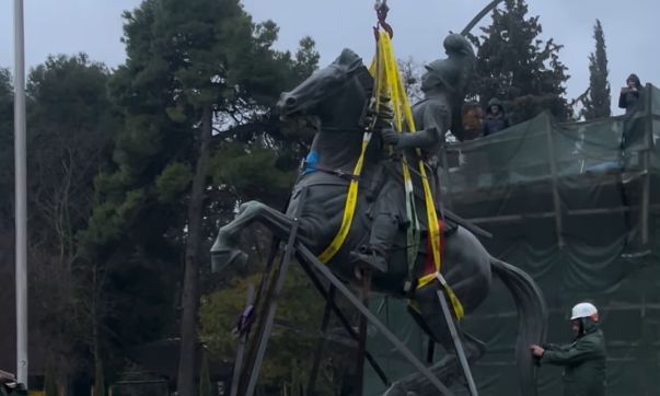 Τρίπολη: «Κατέβηκε» το άγαλμα του Κολοκοτρώνη από την πλατεία Άρεως - Βίντεο