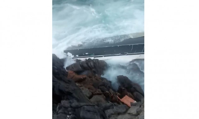 Ελαφόνησος: Οι δραματικές στιγμές της επιχείρησης διάσωσης 4 επιβατών θαλαμηγού που προσάραξε