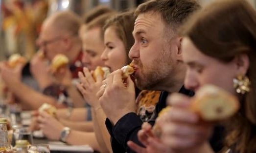 Τσικνοπέμπτη: Το εθιμικό «food challenge» με ντόνατς στην Πολωνία, λίγο πριν ξεκινήσει η Σαρακοστή