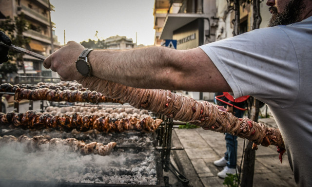 Καιρός: Τσικνοπέμπτη με καταιγίδες, ισχυρούς ανέμους και… ομπρέλες πάνω από τη σούβλα