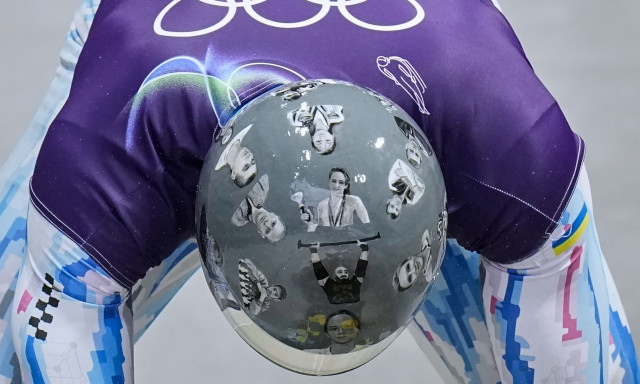 Ζελένσκι: «Ηθικά αποτρόπαιος» ο αποκλεισμός του Ουκρανού επειδή φορούσε κράνος με θύματα του πολέμου