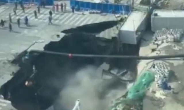 Κίνα: Βίντεο που «κόβει» την ανάσα - Τεράστια τρύπα... καταπίνει δρόμο στη Σανγκάη