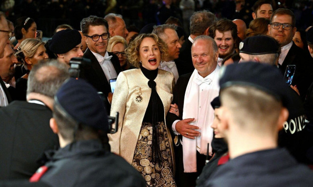 Κρίση πανικού για τη Σάρον Στόουν στον Χορό της Όπερας της Βιέννης