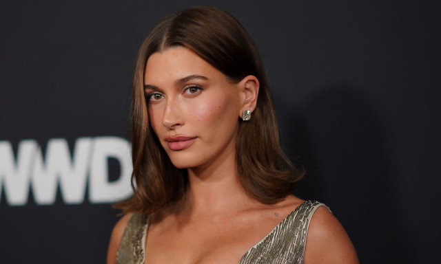 Η Hailey Bieber στην πρεμιέρα της ταινίας «Ανεμοδαρμένα Ύψη» με αποκαλυπτική εμφάνιση