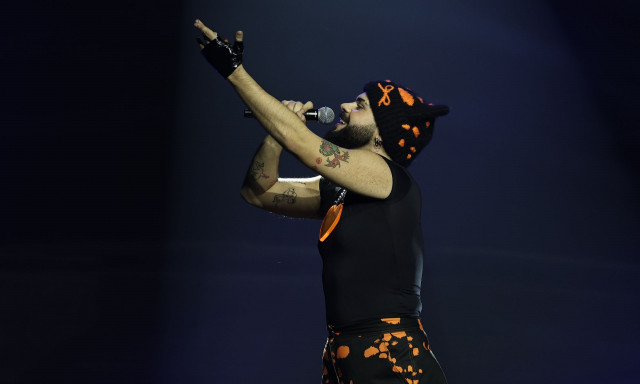 Akylas: Σπάει ξανά ρεκόρ με τη live εμφάνιση - Ξεπέρασε τις 150.000 προβολές σε λιγότερο από 24 ώρες