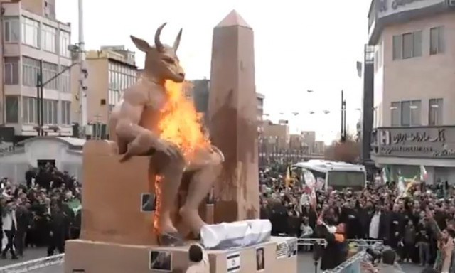 Ιράν: Γιατί καίνε αγάλματα του «Βάαλ» στις διαδηλώσεις