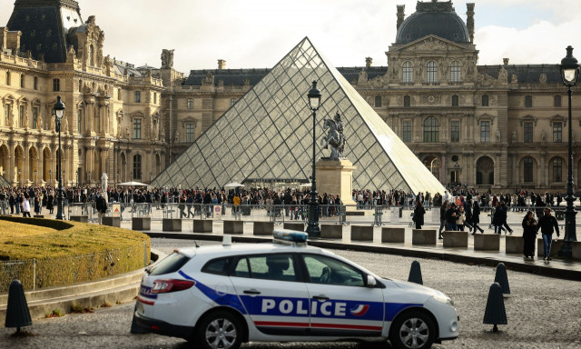 Νέο «χτύπημα» για το Λούβρο: Τεράστιο δίκτυο απάτης με πλαστά εισιτήρια και υπεράριθμες κρατήσεις